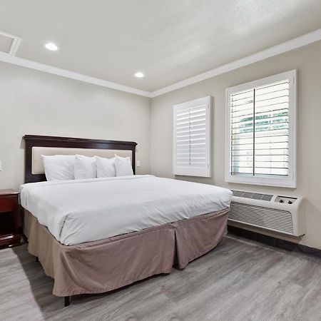 Le Blanc Inn & Suites El Monte Esterno foto