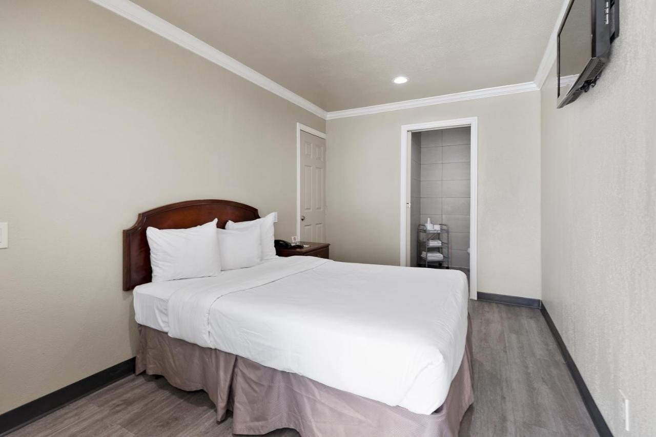 Le Blanc Inn & Suites El Monte Esterno foto