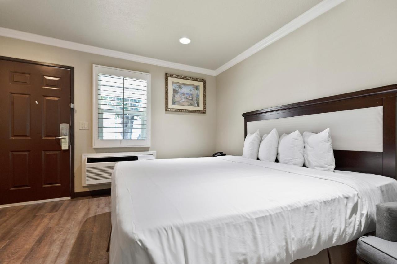 Le Blanc Inn & Suites El Monte Esterno foto
